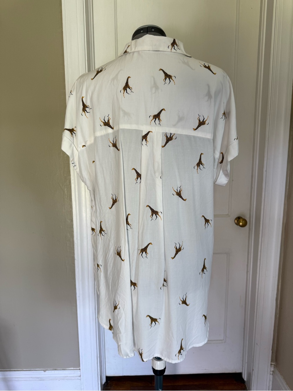 Jane + Delancey White Short-Sleeve Button-Up Shirt with Giraffe Print - Picture 2 of 5